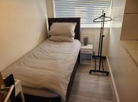GATWICK SINGLE ROOM. (GR3). West Sussex, cheap hotel in Ifield