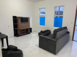 Casa nova e móveis novos, holiday home in Caraguatatuba