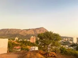 Flat com 2 quartos 2 banh AR e uma vista espetacular na área central de GV com cozinha completa-Bom p grupos ou familias ou empresas