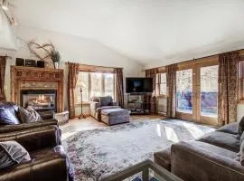 A Downtown Gem - Townhome with Ski Resort Views, Private Hot Tub, Dog-Friendly! MAIND
