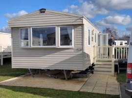 Luxury caravan with hot tub at tattershall lakes nita and marks tattershall retreat, hotel in Lincolnshire