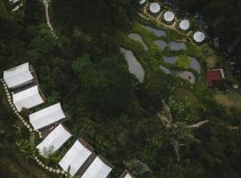 Glamping tent in Pelaga Eco Park, viešbutis mieste Patjung, netoliese – Poilsio kompleksas „Secret Garden Village“