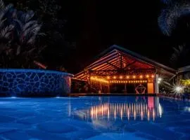 Cabin Featuring Jacuzzi and Pool in La Fortuna