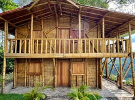 Cabaña Bamboo House, cabaña o casa de campo en Calarcá