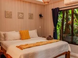 Tiny House in La Fortuna with Jacuzzi and Pool