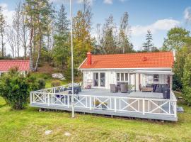 Cozy Home In Uddevalla With House A Panoramic View, hotell i Sundsandvik