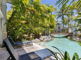 'The Palms' Swim-out Comfort meets Tropical Charm, íbúð í Port Douglas