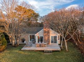Private Beach Waterfront Oak-Bluffs Family Cottage，橡樹崖鎮的度假屋