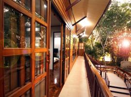 เรือนสารภี (กรรณิการ์ แพร่ โฮมสเตย์), hotel v destinaci Ban Kha Ngam