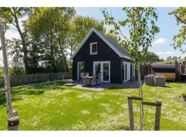 Family house with an ideal location private terrace garden and sauna, hotell i Vrouwenpolder