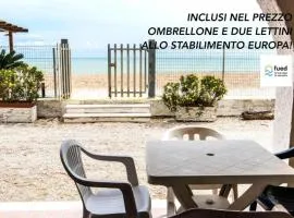 RS316 - Marcelli, bilocale in residence fronte mare pt