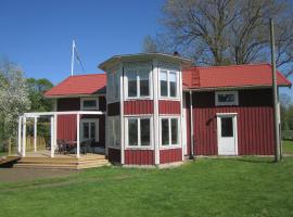 Huldas gård villa med självhushåll, family hotel in Kumla