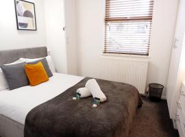 COSY 2 Bed APARTMENT NEARBY TRAIN STATION!, hotel with parking in Watford