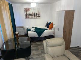 Private Room in London Enfield with parking، فندق في انفيلد