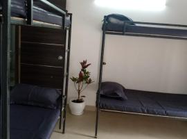 Bayweaver nests homestay in Royal plaza 810, hostel em Lucknow