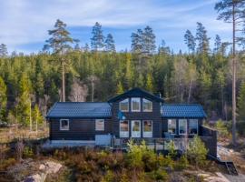 Moderne hytte med badstue, cabana o cottage a Rømskog