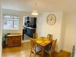 Stylish cottage - Parking for 2 cars!
