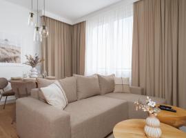 Stylish Beige Apartment with One Bedroom and Parking in Poznań by Renters，波茲南的公寓