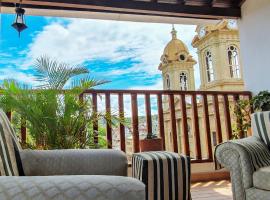 Apartamento con espectaculares vistas en el centro histórico, hotel with parking in Socorro