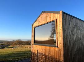 The Coppleridge Inn, Eco-friendly cabins in the Dorset countryside with heating and hot water, hotel i Shaftesbury