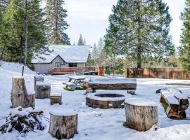 Murphys Cabin with Fire Pit in Natl Forest!, vacation home in Murphys