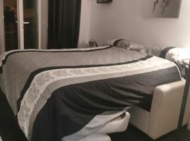 CHAMBRE CHEZ L'HABITANT - ROOM IN THE OWNER'S APARTMENT, хотел в Ница