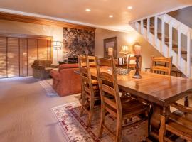 Sunburst Condo 2726 - Tri-Level with Spacious Kitchen and Hot Tub Onsite, vacation home in Elkhorn Village