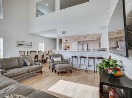 Gorgeous Lakefront Townhome with Pool Access and Views, ξενοδοχείο σε Montgomery