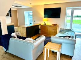 The Hideaway - Farm Stay with hottub, pool table and outdoor cinema, hotelli kohteessa Newmilns