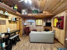 Cozy Cabin Walking Distance to Parkway!, khách sạn ở Pigeon Forge