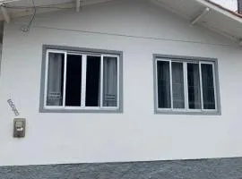 Casa completa - Governador Celso Ramos à 15min da praia de palmas