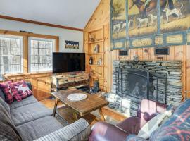 Cozy Cabin Between Stratton Resort and Mount Snow, villa in Stratton