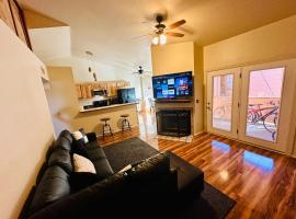 Cozy remodeled-condo near TUC Airport & Downtown、ツーソンのホテル