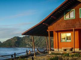 Hostería Miller FRENTE AL MAR, hôtel avec parking à Bahía Mansa