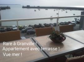 Rare à Granville! Appartement avec terrasse! Vue mer!, obiteljski hotel u gradu 'Granville'