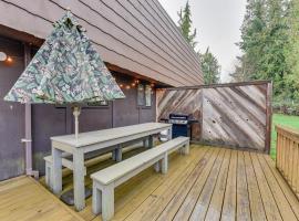 Charming Chehalis Retreat with Outdoor Grill and Deck!, hotel in Chehalis