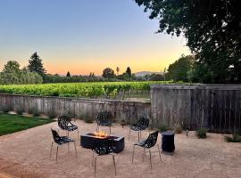 Outdoor Fire-pit, Jacuzzi & BBQ w/ Vineyard Views!, hotel a Windsor