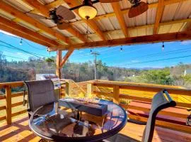 Studio with Loft, Hot Tub and Views in Marshall!