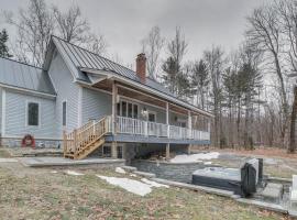 Peaceful Cavendish Retreat with Hot Tub and Fireplace!, hotel pet friendly a Proctorsville