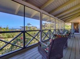 Honomu Home with Screened Lanai and Ocean Views!, huvila kohteessa Pepeekeo