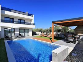 Villa Lela - Heated Pool, Sauna, BBQ, Activites, ξενοδοχείο σε Privlaka