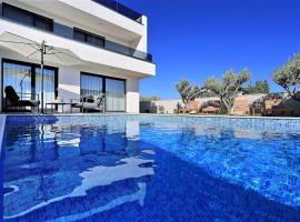 Villa Lela - Heated Pool, Sauna, BBQ, Activities, ξενοδοχείο σε Privlaka