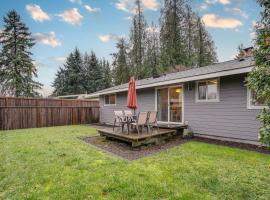Modern Puyallup Townhome with Backyard and Fireplace, feriebolig i Puyallup