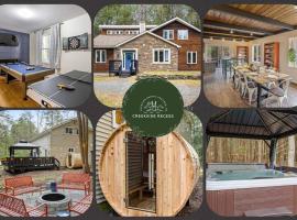 Creekside Recess Hottub Sauna Firepit Gameroom โรงแรมในCamelot Forest