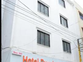 Hotel DWARKA NILAYAM - near shri sai baba temple, ξενοδοχείο σε Shirdi