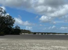 Cooloola Cove Hideaway, hotel in Tin Can Bay