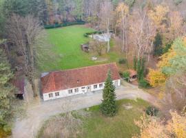 Renovated farm with heated pool, vila v destinácii Laakdal