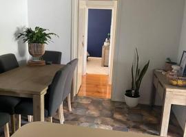 Cozy cheerful home, hotel in Warrnambool