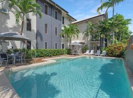 Bay Village Tropical Retreat & Apartments، فندق في كيرنز