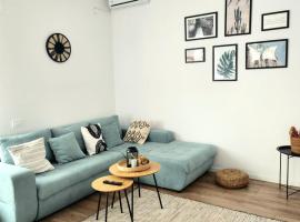 ADM Cozy Home - Entire private house&garden, casa vacanze a Tunarii